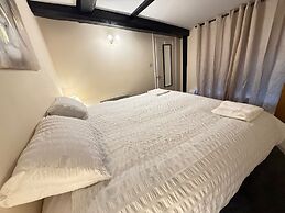 Apartment - Sleeps 2 - Parking - Wifi