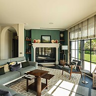 Charming Green and Blue Villa by Wonderful Italy