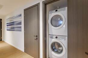 Amazing View Luxury Condo Near Bayside