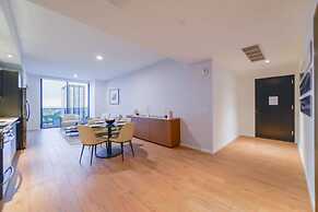 Amazing View Luxury Condo Near Bayside