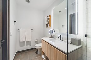 Amazing View Luxury Condo Near Bayside