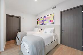 Amazing View Luxury Condo Near Bayside