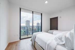 Amazing View Luxury Condo Near Bayside