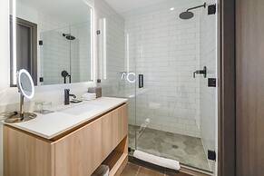 Amazing View Luxury Condo Near Bayside