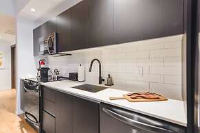 Amazing View Luxury Condo Near Bayside