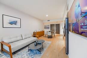 Amazing View Luxury Condo Near Bayside