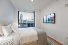 Amazing View Luxury Condo Near Bayside