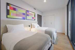 Amazing View Luxury Condo Near Bayside