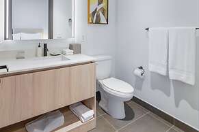 Amazing View Luxury Condo Near Bayside