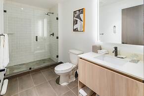 Amazing View Luxury Condo Near Bayside