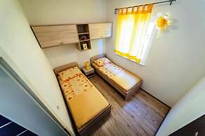 Mit - 100m to the sea - A3 Zuti