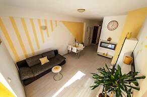 Mit - 100m to the sea - A3 Zuti