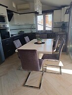 Mit - 100m to the sea - A5 b&w