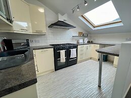 Impeccable 2-bed Apartment in Scarborough