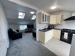 Impeccable 2-bed Apartment in Scarborough