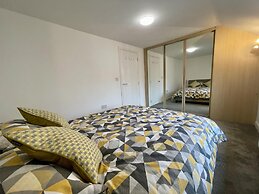 Impeccable 2-bed Apartment in Scarborough