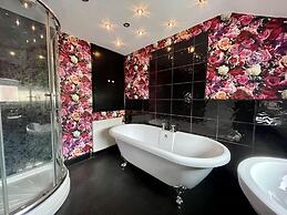 Impeccable 2-bed Apartment in Scarborough