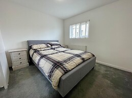 Impeccable 2-bed Apartment in Scarborough