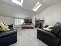 Impeccable 2-bed Apartment in Scarborough