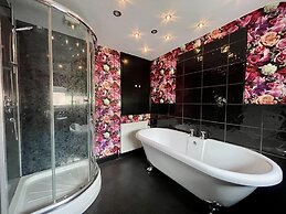 Impeccable 2-bed Apartment in Scarborough