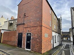 Impeccable 2-bed Apartment in Scarborough