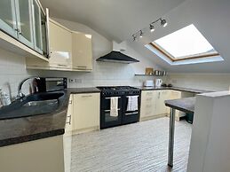 Impeccable 2-bed Apartment in Scarborough
