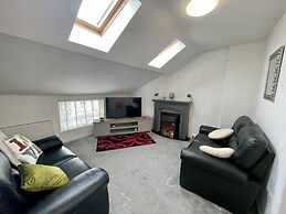 Impeccable 2-bed Apartment in Scarborough