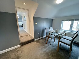 Impeccable 2-bed Apartment in Scarborough