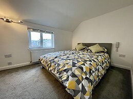 Impeccable 2-bed Apartment in Scarborough