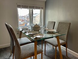 Impeccable 2-bed Apartment in Scarborough