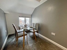 Impeccable 2-bed Apartment in Scarborough