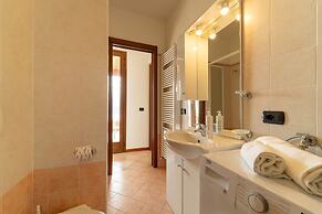 Willow Apartment With Lakeview by Wonderful Italy