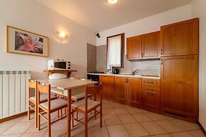 Willow Apartment With Lakeview by Wonderful Italy