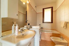 Willow Apartment With Lakeview by Wonderful Italy