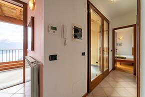 Willow Apartment With Lakeview by Wonderful Italy