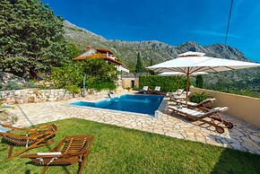 Villa Platanus With Private Pool & Sea View