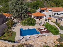 Villa Platanus With Private Pool & Sea View