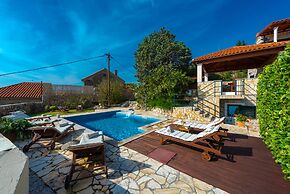Villa Platanus With Private Pool & Sea View