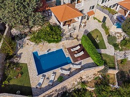 Villa Platanus With Private Pool & Sea View