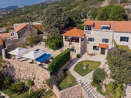 Villa Platanus With Private Pool & Sea View