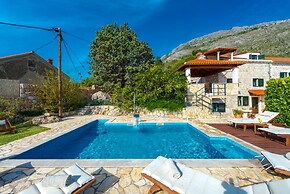 Villa Platanus With Private Pool & Sea View