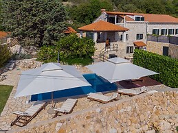 Villa Platanus With Private Pool & Sea View