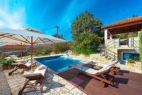 Villa Platanus With Private Pool & Sea View
