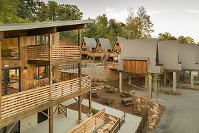 Wrong Way River Lodge & Cabins