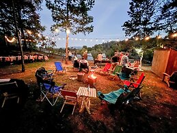 Wrong Way River Lodge & Cabins