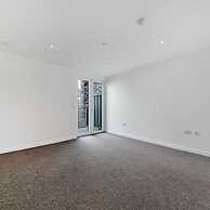 Luxury Spacious Flat With Communal Gardens Parking