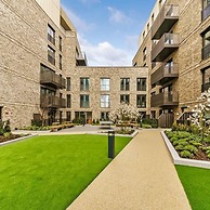 Luxury Spacious Flat With Communal Gardens Parking
