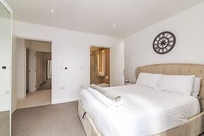 Luxury Spacious Flat With Communal Gardens Parking