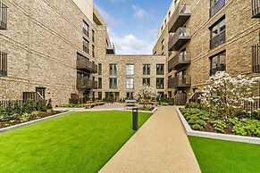 Luxury Spacious Flat With Communal Gardens Parking