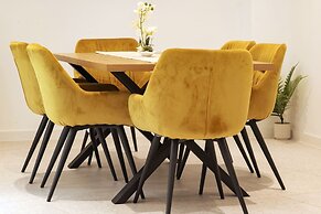 Luxury Spacious Flat With Communal Gardens Parking